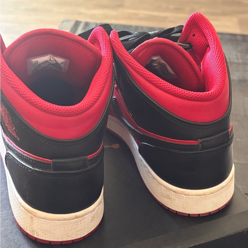 Jordan 1 Mid Reverse Bred - Picture 5 of 6